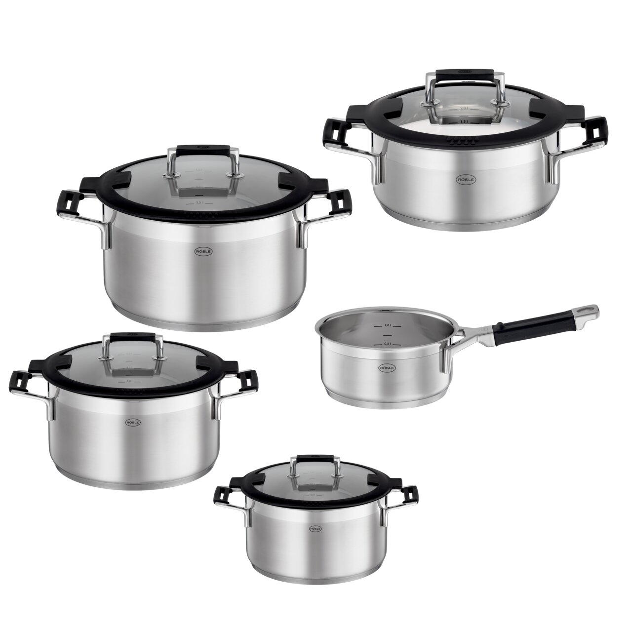 5-delige pannenset SILENCE PRO van roestvrij staal, bestaande uit vier pannen met glazen deksels en een steelpan, gefotografeerd vanuit een licht verhoogd perspectief.