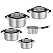 5-delige pannenset SILENCE PRO van roestvrij staal, bestaande uit vier pannen met glazen deksels en een steelpan, gefotografeerd vanuit een licht verhoogd perspectief.