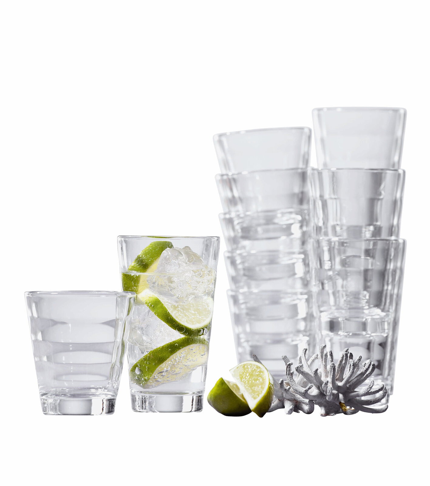 Becherset Wave 12-tlg. aus klarem Glas, gestapelt und einzeln, mit Limettenscheiben und Eiswürfeln, seitliche Perspektive