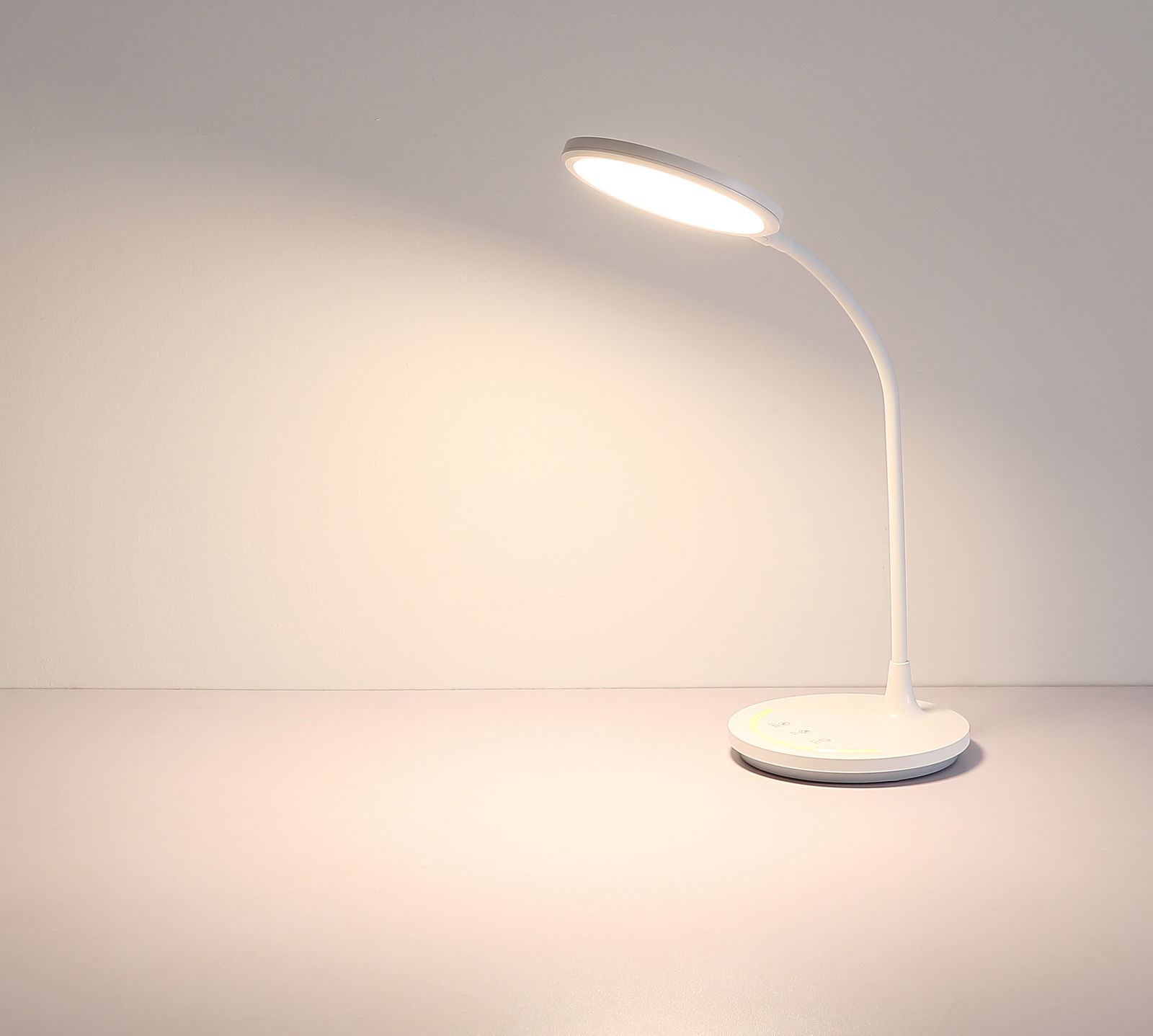Globo Lighting Tischleuchte KENNY Moderne weiße Tischleuchte mit gebogenem Hals, seitliche Perspektive