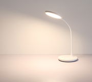 Moderne weiße Tischleuchte mit gebogenem Hals, seitliche Perspektive