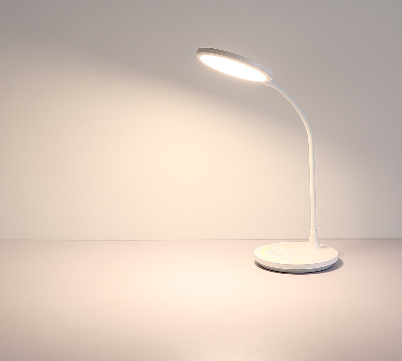 Moderne weiße Tischleuchte mit gebogenem Hals, seitliche Perspektive