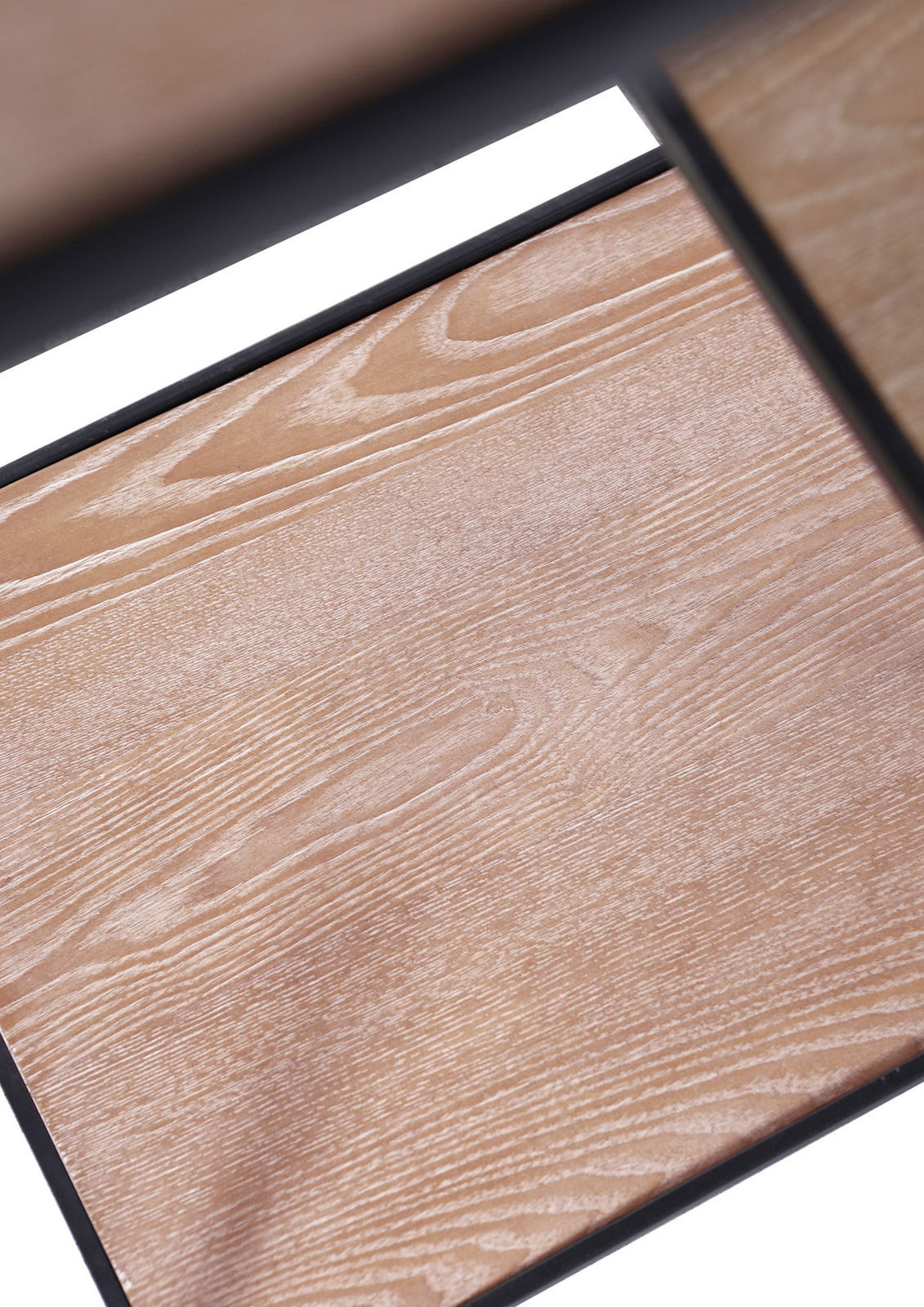 Nahaufnahme eines Holzregals mit sichtbarer Maserung und schwarzem Rahmen, von oben betrachtet.