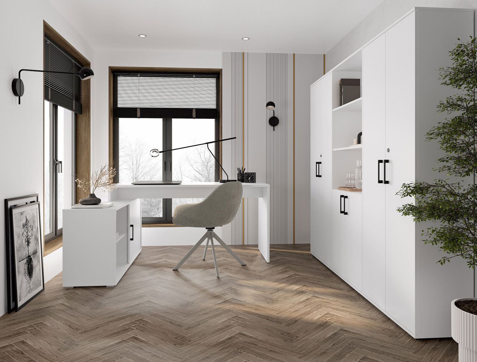 Modernes Homeoffice mit weißem Schreibtisch und Stauraum, grauem Drehstuhl, großer Fensterfront mit Jalousie und weißen Schränken; Perspektive: frontale Weitwinkelansicht auf die Arbeitsecke.