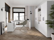 Modernes Homeoffice mit weißem Schreibtisch und Stauraum, grauem Drehstuhl, großer Fensterfront mit Jalousie und weißen Schränken; Perspektive: frontale Weitwinkelansicht auf die Arbeitsecke.