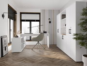 Modernes Homeoffice mit weißem Schreibtisch und Stauraum, grauem Drehstuhl, großer Fensterfront mit Jalousie und weißen Schränken; Perspektive: frontale Weitwinkelansicht auf die Arbeitsecke.