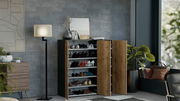 Moderner Schuhschrank mit offenen Holztüren, gefüllt mit verschiedenen Schuhen, in einem stilvoll eingerichteten Raum. Perspektive von vorne.
