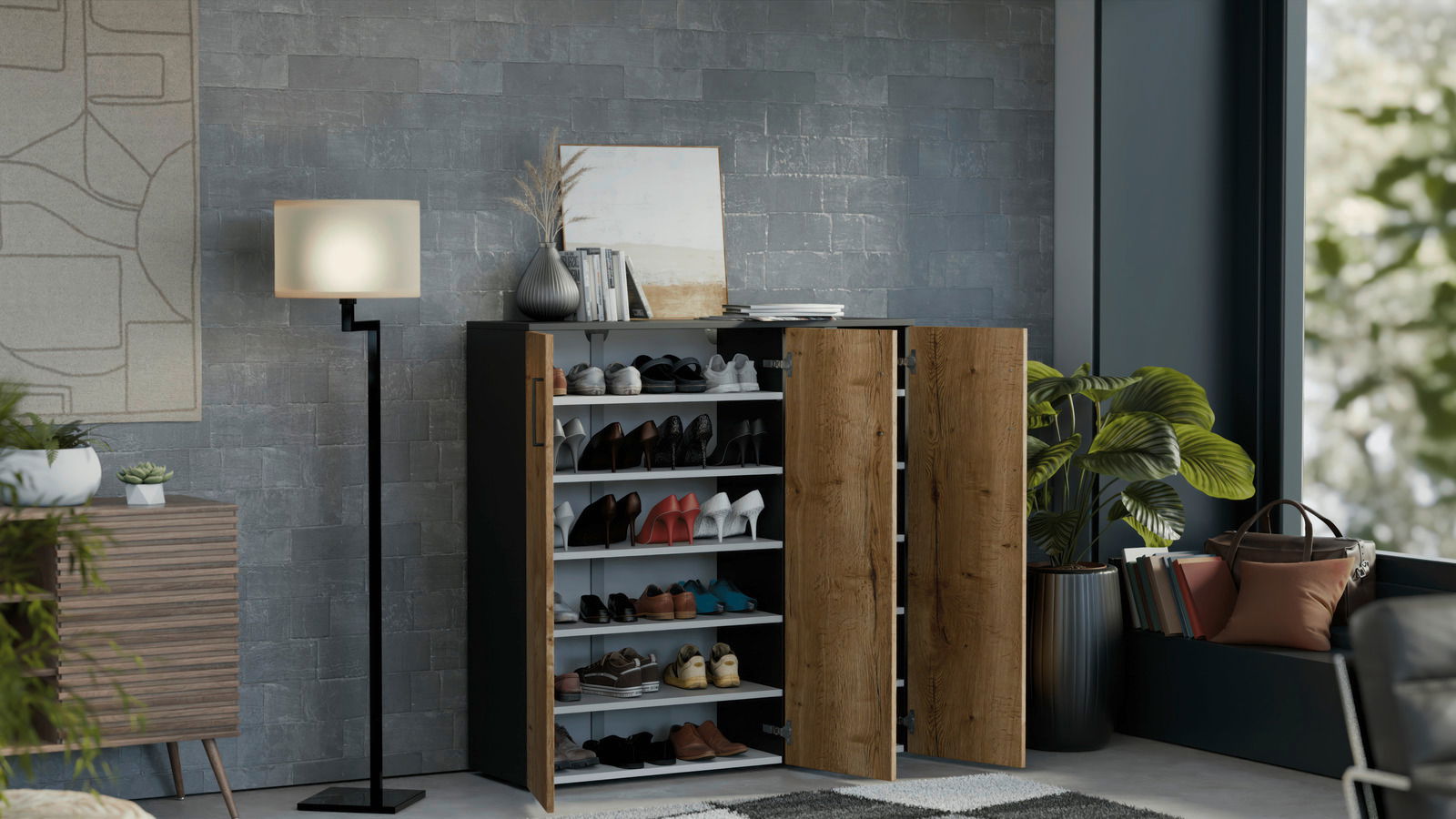 Moderner Schuhschrank mit offenen Holztüren, gefüllt mit verschiedenen Schuhen, in einem stilvoll eingerichteten Raum. Perspektive von vorne.