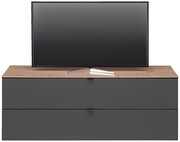 TV-Lowboard DIANA in Frontansicht mit Holzoberfläche und dunklen Schubladen, darauf steht ein Flachbildfernseher.