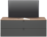 TV-Lowboard DIANA in Frontansicht mit Holzoberfläche und dunklen Schubladen, darauf steht ein Flachbildfernseher.
