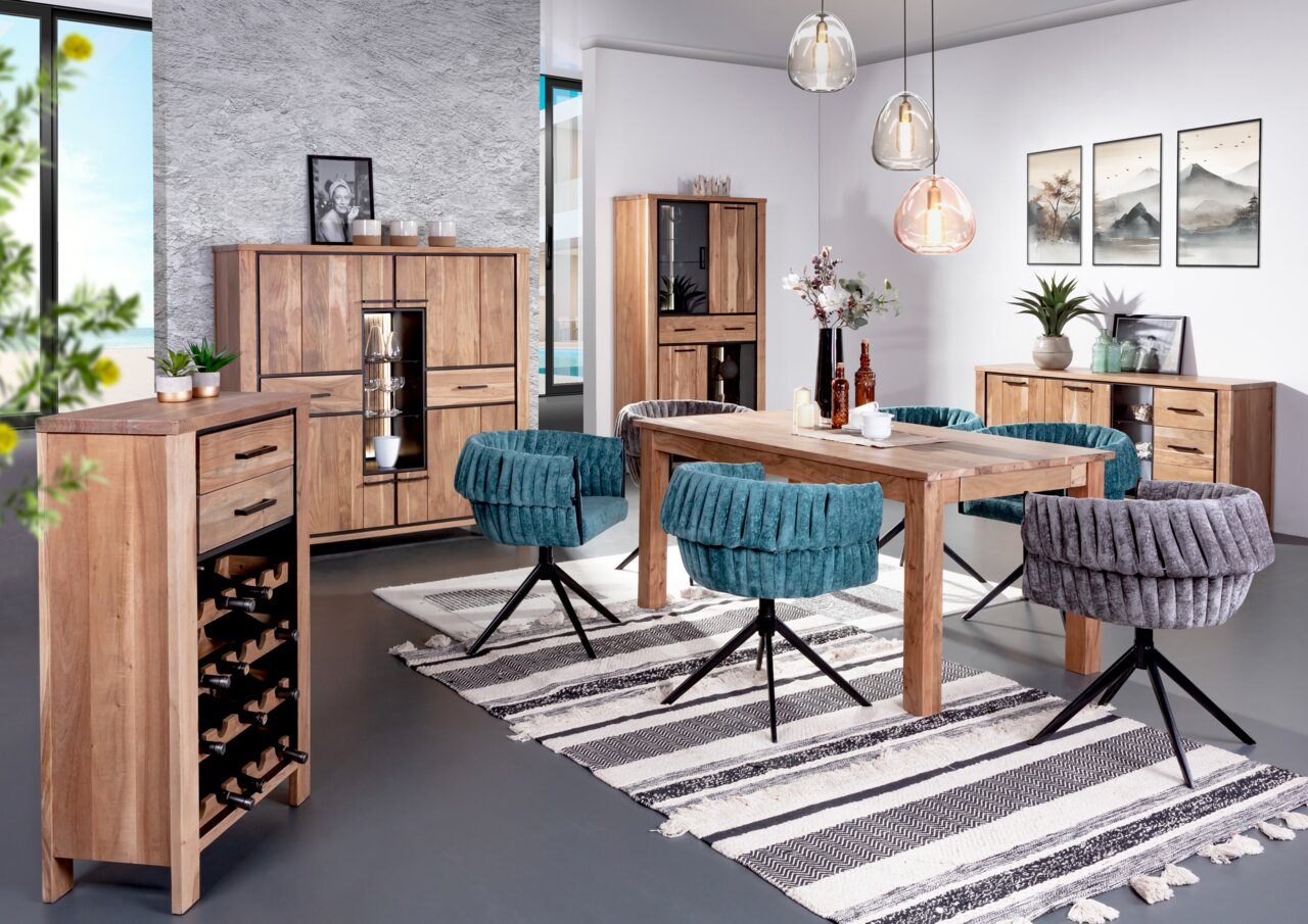 Landscape Sideboard AKAZIO Esszimmer mit Holzmöbeln, darunter ein Esstisch, Stühle, ein Weinregal und ein Highboard, aus der Perspektive von vorne links betrachtet.