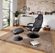 Moderner schwarzer Fernsehsessel mit passendem Hocker in einem stilvoll eingerichteten Wohnzimmer, seitliche Perspektive.