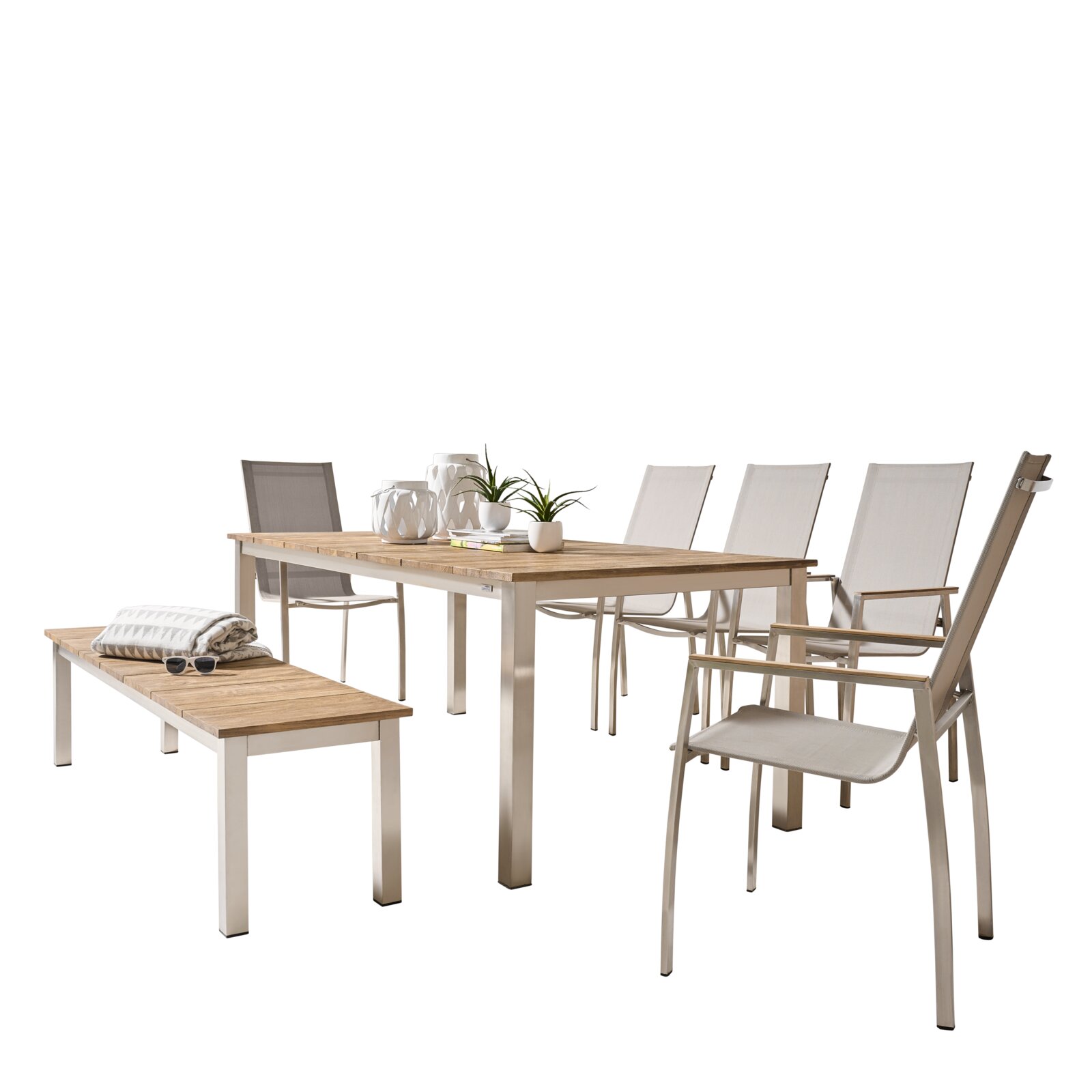 Gartenset bestehend aus einem Holztisch, einer Holzbank und sechs Stühlen mit Metallrahmen, seitliche Perspektive.