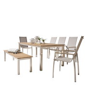 Gartenset bestehend aus einem Holztisch, einer Holzbank und sechs Stühlen mit Metallrahmen, seitliche Perspektive.