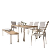Gartenset bestehend aus einem Holztisch, einer Holzbank und sechs Stühlen mit Metallrahmen, seitliche Perspektive.