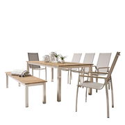 Gartenset bestehend aus einem Holztisch, einer Holzbank und sechs Stühlen mit Metallrahmen, seitliche Perspektive.