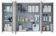 Badezimmerschrank mit drei Spiegeltüren, offenen Regalfächern und Glasböden in Holzoptik, gefüllt mit Kosmetik- und Pflegeprodukten; Frontansicht.