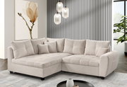 Beige Ecksofa in einem modernen Wohnzimmer, seitliche Perspektive