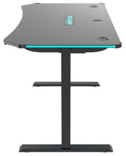 Seitliche Ansicht eines modernen E-Gaming Tisches mit schwarzer Oberfläche und blauen Akzenten.
