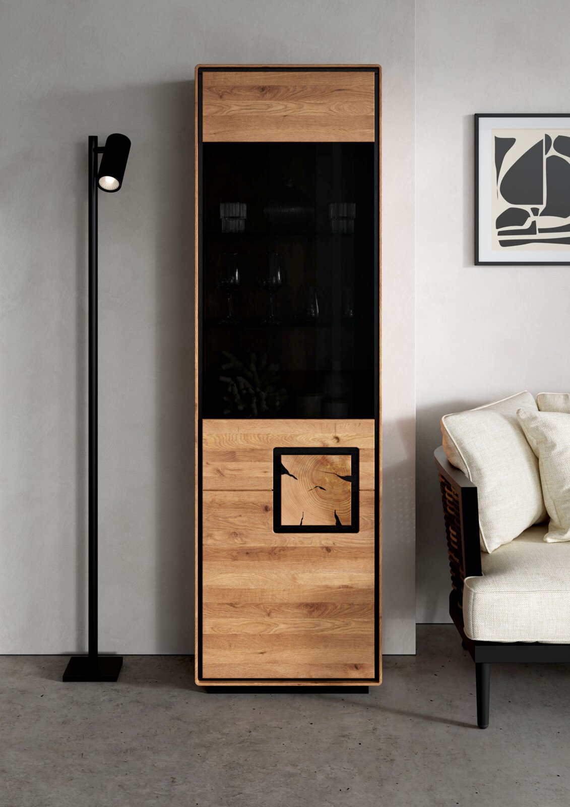 Landscape Vitrine I (links) BRIXEN Hoher, schmaler Vitrinenschrank aus Holz mit schwarzer Glasfront und dekorativem Holzeinsatz, frontal in einem modernen Wohnzimmer inszeniert.