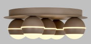 Moderne led-plafondlamp met vijf bolvormige lichtelementen, zijaanzicht
