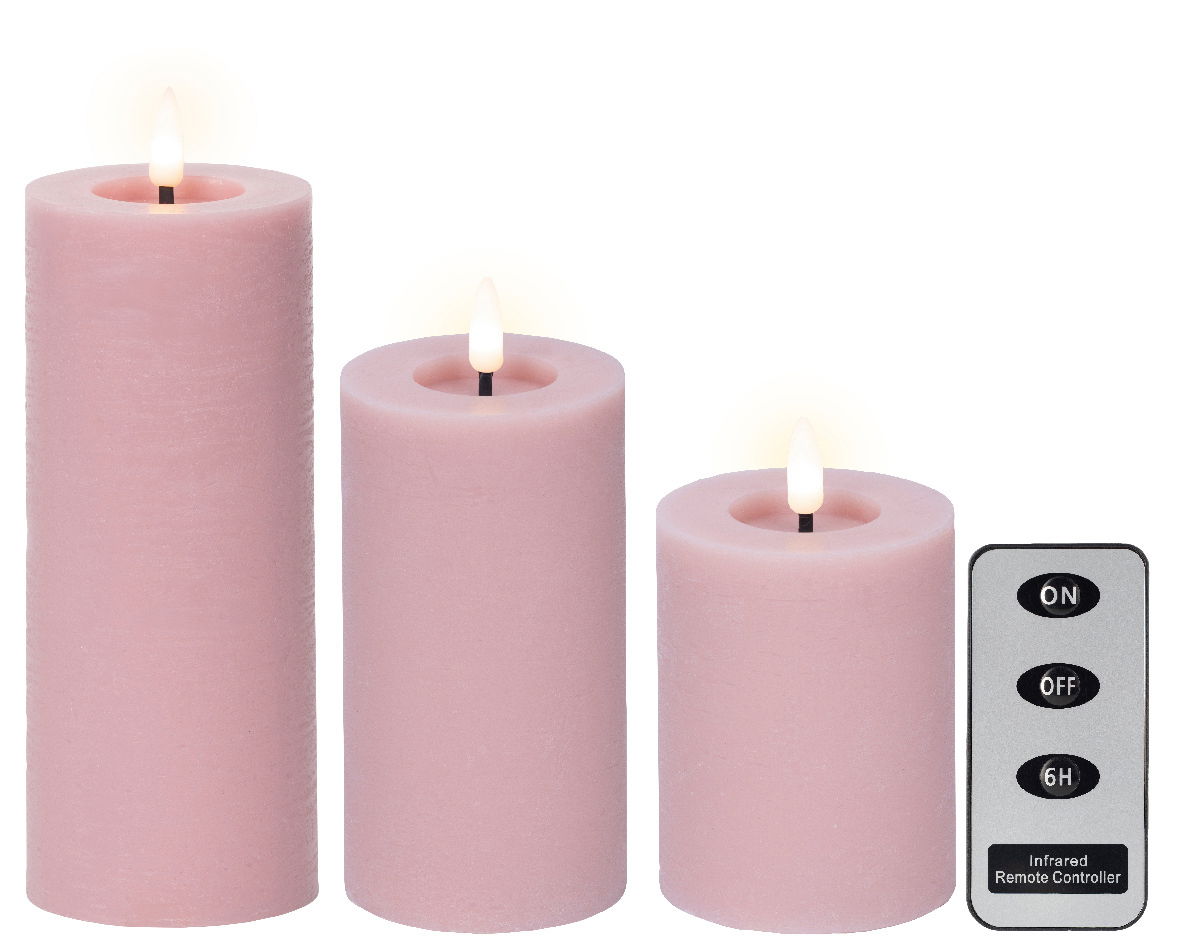 Lumineo LED-Wachskerzen Drei rosa LED-Kerzen aus Wachs in verschiedenen Größen mit flackerndem Licht, begleitet von einer Fernbedienung. Frontalansicht.