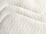 Nahaufnahme der Oberfläche einer Kaltschaummatratze mit strukturierter Textur.