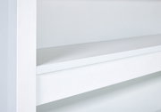 Nahaufnahme einer weißen Kücheninsel mit klaren Linien und minimalistischer Gestaltung, seitliche Perspektive.