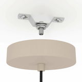 Nahaufnahme der Deckenhalterung einer Pendelleuchte ROMAZZINA von Eglo, beige, von unten betrachtet.