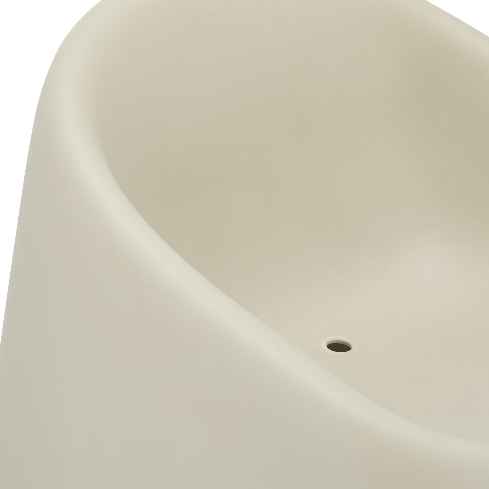 Nahaufnahme eines cremefarbenen Stapelsessels mit glatter Oberfläche und einem kleinen Loch in der Sitzfläche, von oben betrachtet.