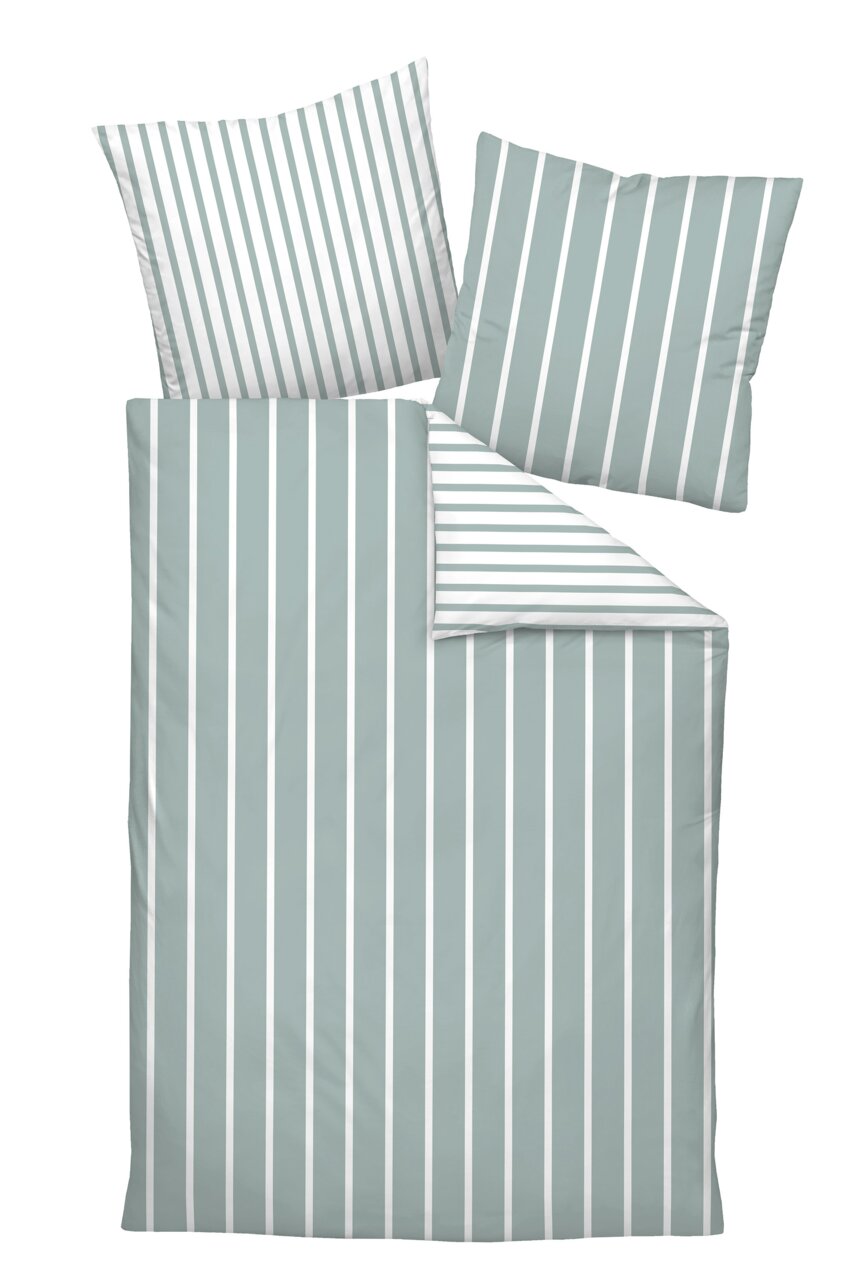 Bettwäsche-Set mit grauen und weißen Streifen, bestehend aus einem Bettbezug und zwei Kissenbezügen, aus der Vogelperspektive fotografiert.