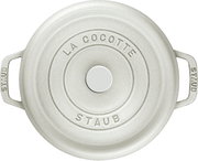 Runde Cocotte von oben mit zwei Griffen und der Aufschrift 'La Cocotte Staub' auf dem Deckel.