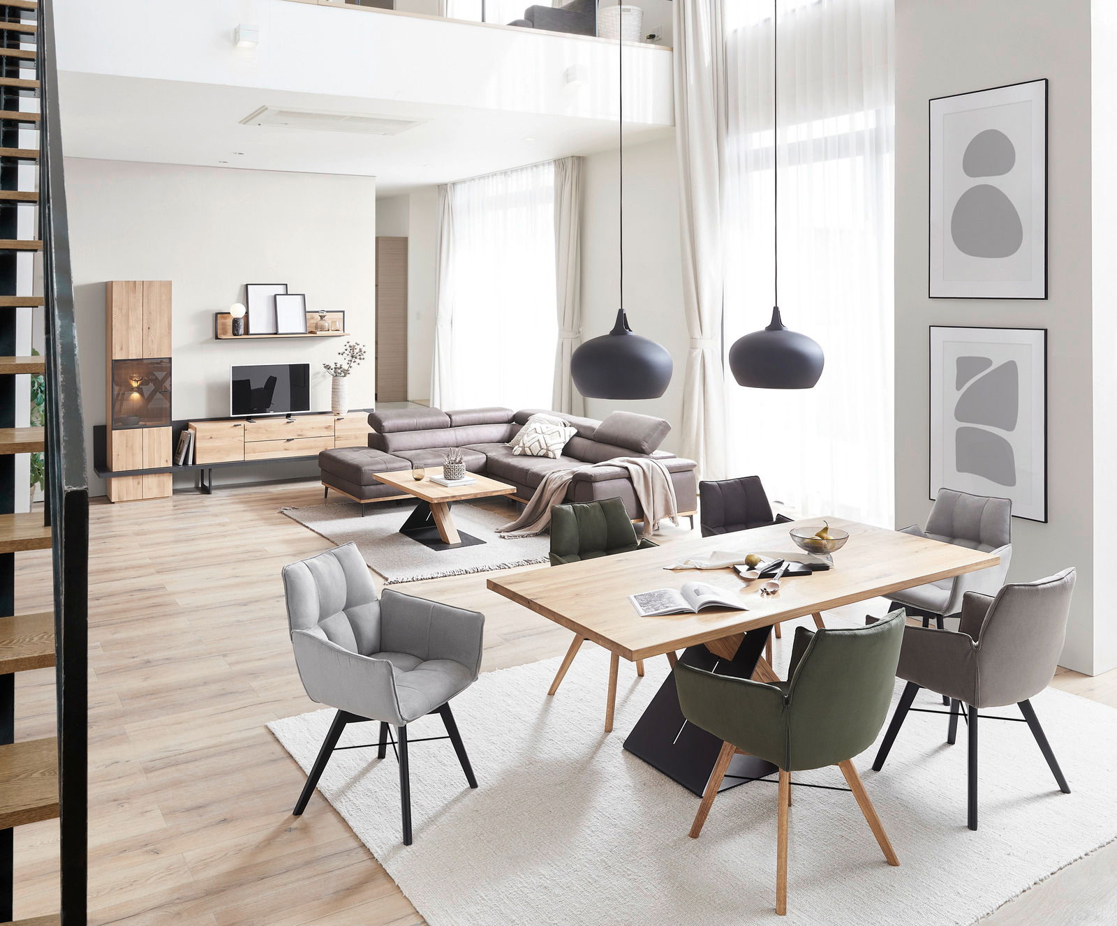 Moderner Esstisch 200x100 cm in einem stilvollen Wohnzimmer, umgeben von gepolsterten Stühlen, aus der Perspektive von schräg oben fotografiert.