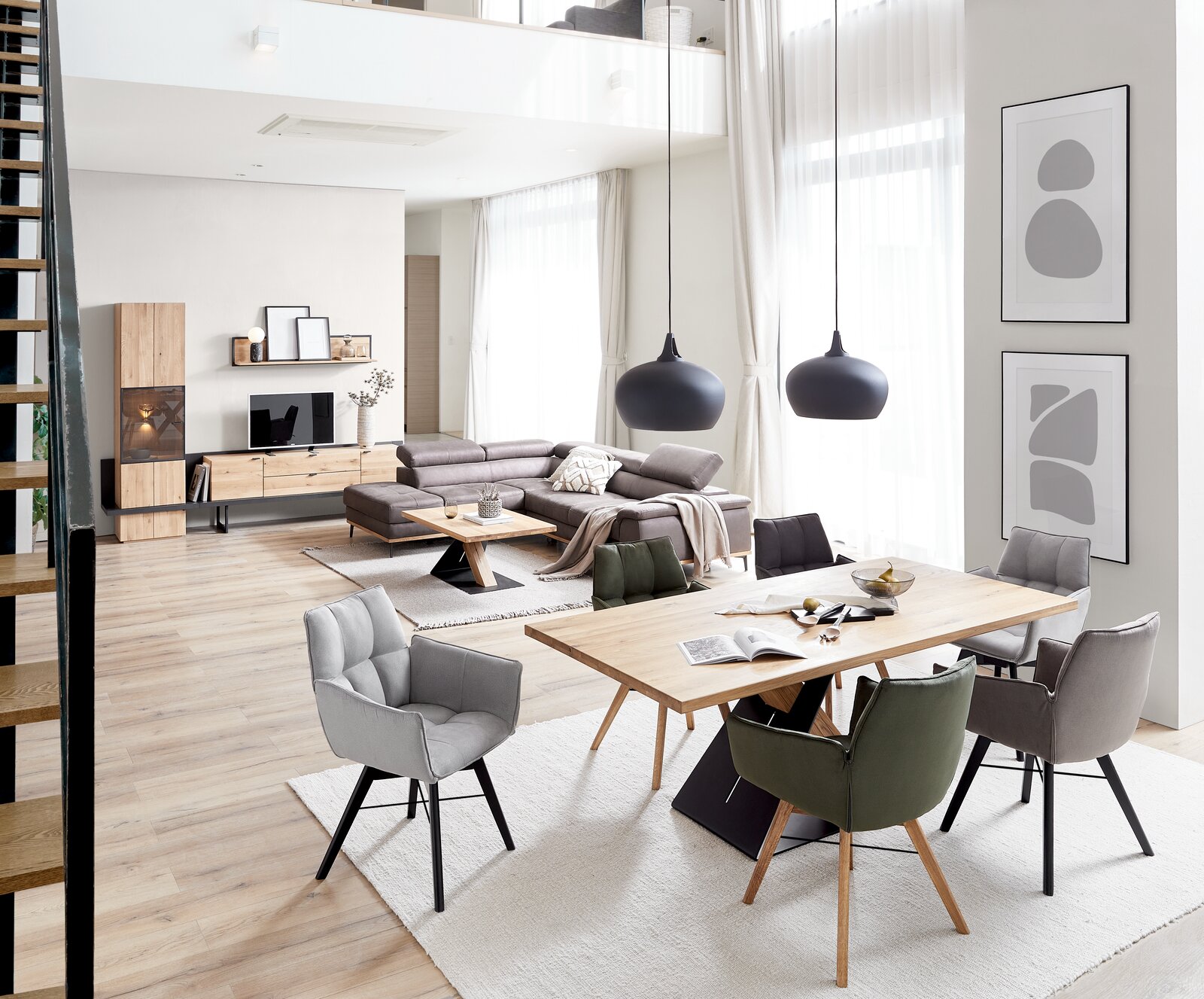 Moderner Esstisch 200x100 cm in einem stilvollen Wohnzimmer, umgeben von gepolsterten Stühlen, aus der Perspektive von schräg oben fotografiert.