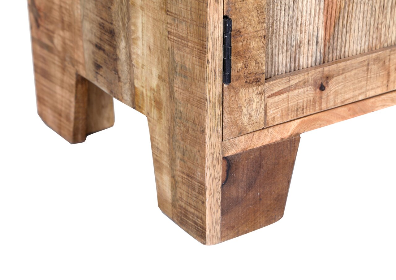 Nahaufnahme eines Möbels aus Holz mit sichtbarer Maserung und Scharnier, Perspektive von unten.