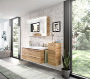 Moderner Badblock in Holzoptik mit Waschbecken und Spiegel, seitliche Perspektive