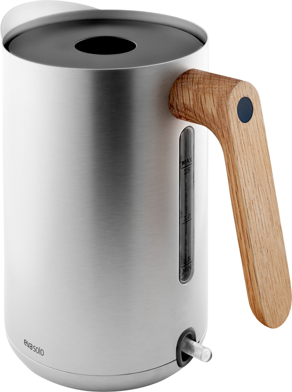 Roestvrijstalen elektrische waterkoker met houten handgreep en waterniveau-indicator, close-up in driekwart zijaanzicht van bovenaf op witte achtergrond