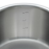 Innenansicht eines Bratentopfs mit Messskala bis 1,5 Liter.