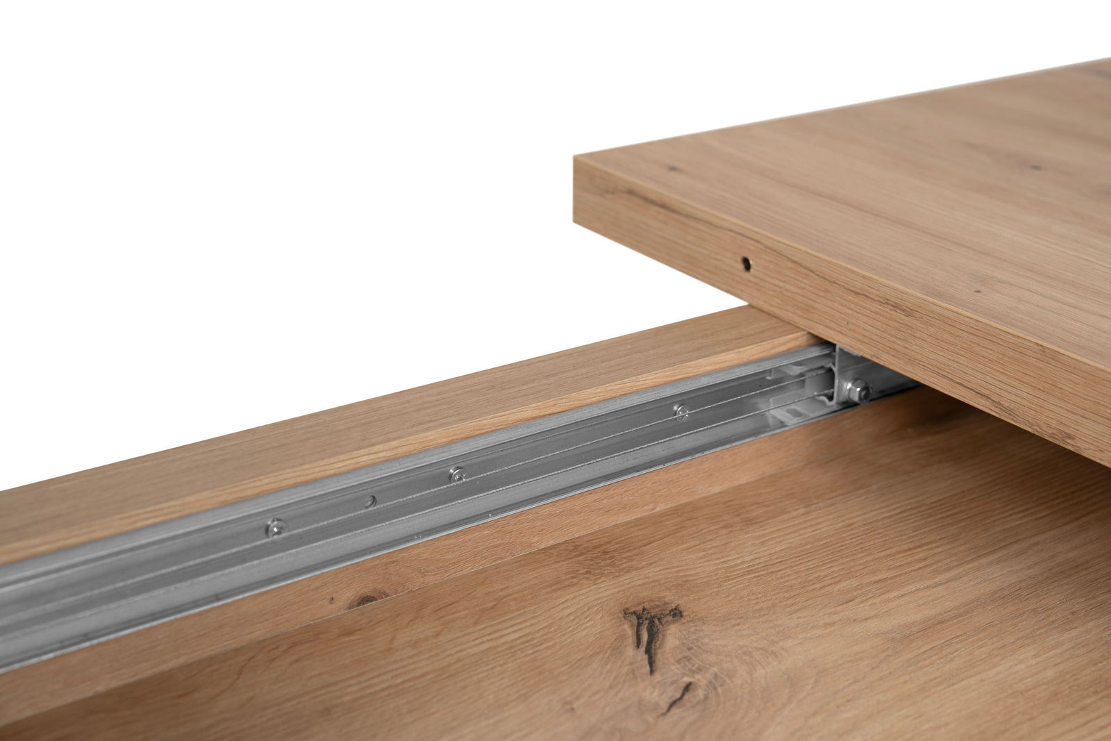 Nahaufnahme eines ausziehbaren Esstisches aus Holz mit Metallschienen, seitliche Perspektive