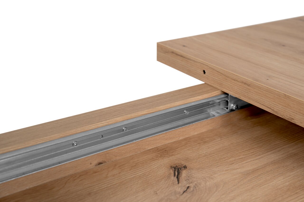 Nahaufnahme eines ausziehbaren Esstisches aus Holz mit Metallschienen, seitliche Perspektive