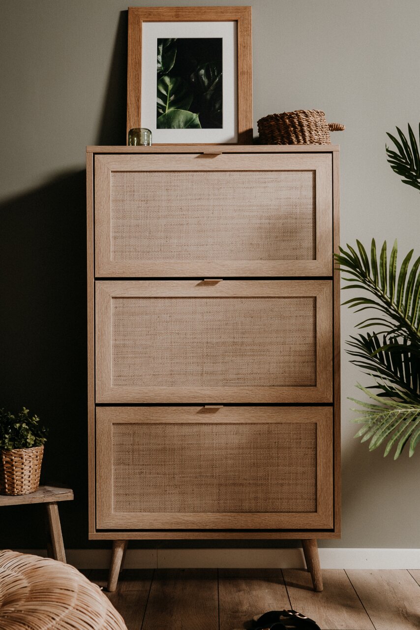 Schuhkipper aus Holz mit drei Klappen, dekoriert mit einem gerahmten Bild und einem Korb, frontal fotografiert.