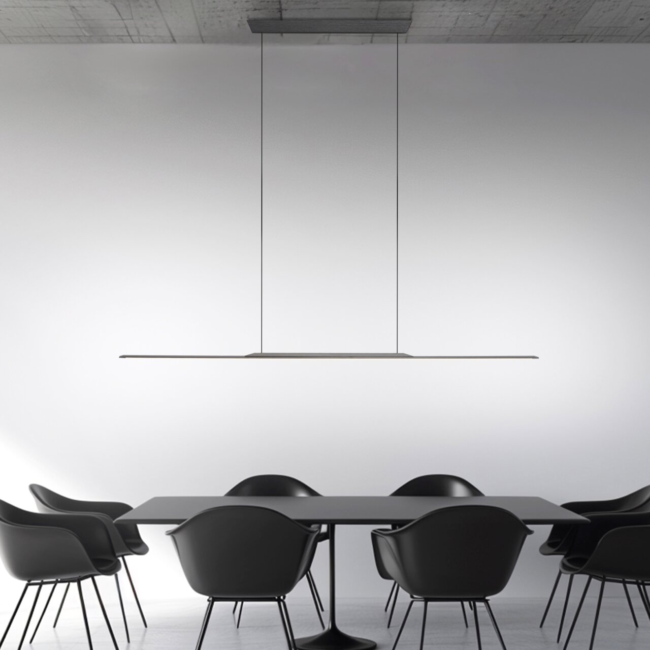 Moderne Pendelleuchte PURE Surface von Paul Neuhaus, minimalistisch über einem Esstisch mit schwarzen Stühlen, seitliche Perspektive.