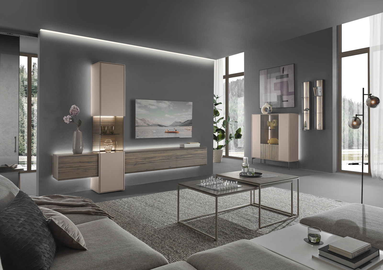 Moderne Wohnzimmerwandkombination in einem eleganten Raum mit großen Fenstern, bestehend aus hängenden und stehenden Schränken in Holzoptik und neutralen Farben, seitliche Perspektive.