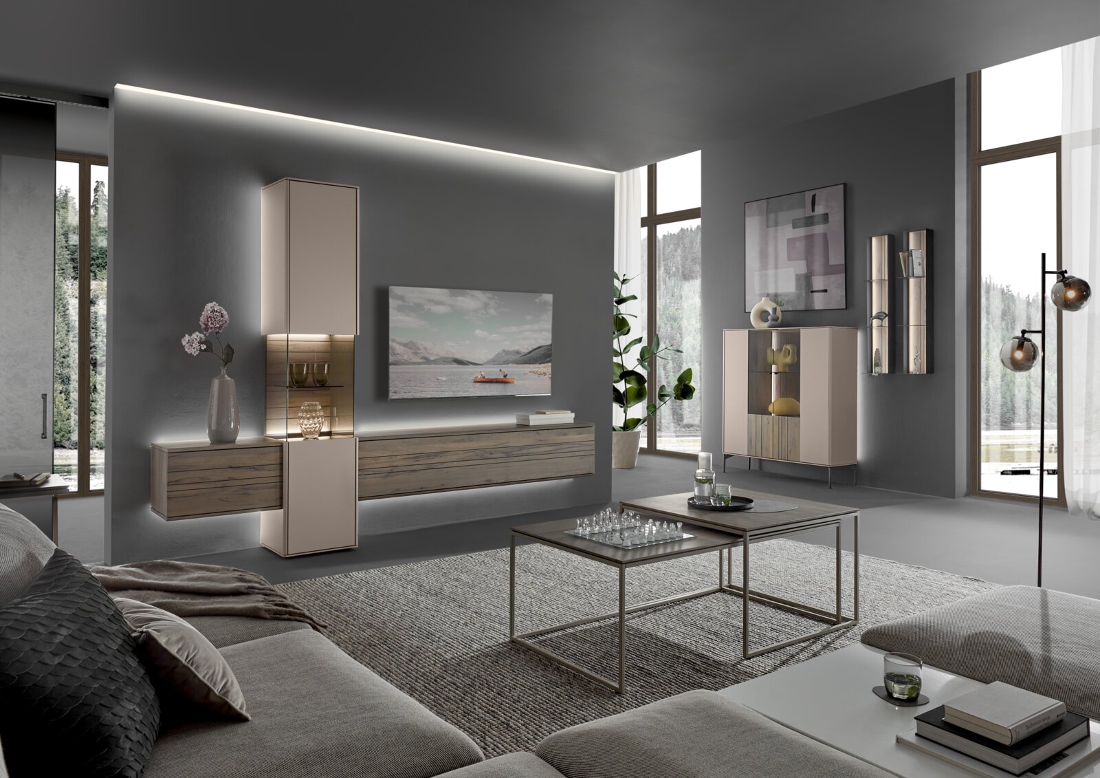 Moderne Wohnzimmerwandkombination in einem eleganten Raum mit großen Fenstern, bestehend aus hängenden und stehenden Schränken in Holzoptik und neutralen Farben, seitliche Perspektive.