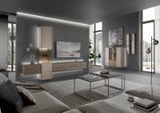 Moderne Wohnzimmerwandkombination in einem eleganten Raum mit großen Fenstern, bestehend aus hängenden und stehenden Schränken in Holzoptik und neutralen Farben, seitliche Perspektive.