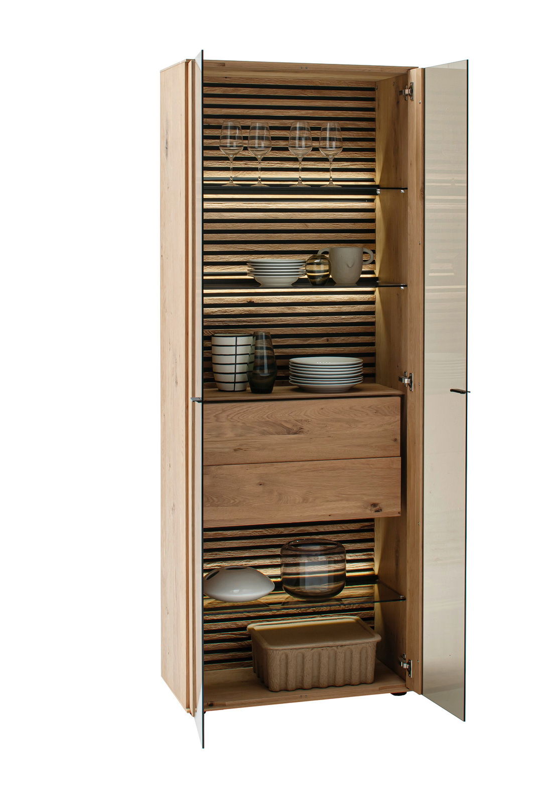 Geöffnete Vitrine aus Holz mit Glastüren, gefüllt mit Geschirr und Gläsern, seitliche Perspektive