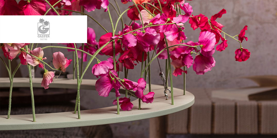 Nahaufnahme von leuchtend rosa Blumen mit dem Gasper-Logo darüber