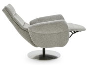 Grijze relaxfauteuil in zijaanzicht met verstelbare rugleuning en voetsteun op een ronde metalen voet.