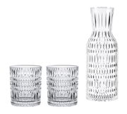 Set aus zwei Trinkgläsern und einer Karaffe aus klarem Glas mit strukturiertem Design, frontal abgebildet.