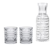 Set aus zwei Trinkgläsern und einer Karaffe aus klarem Glas mit strukturiertem Design, frontal abgebildet.